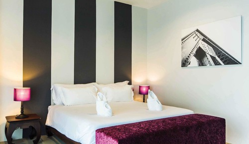 Studio Deluxe Room with Bath and Shower