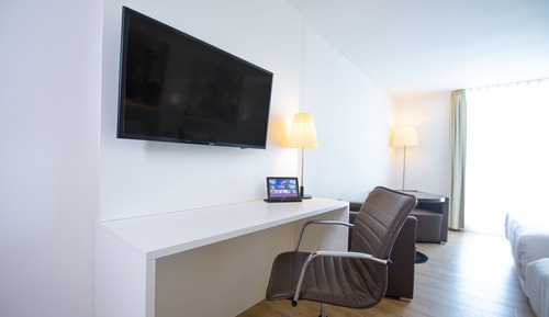 Habitación superior con 2 camas individuales, balcón, vistas a la ciudad