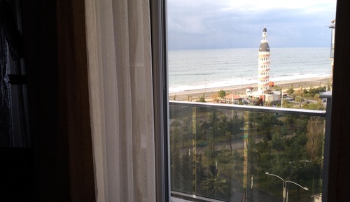 Habitación triple básica, varias camas, balcón, vistas parciales al mar
