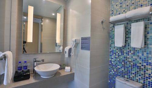 Habitación estándar, 2 camas dobles, balcón, vistas al jardín