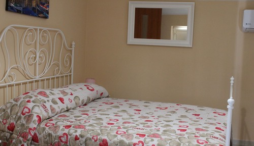 Apartamento básico, varias camas, bañera, en edificio anexo (Bilocale Ravello ed Oplonti)