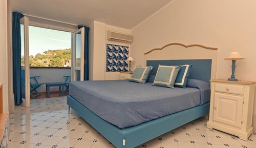 Habitación estándar con 1 cama doble o 2 individuales, vistas a la colina