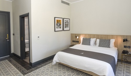 Habitación superior con 1 cama doble o 2 individuales, balcón