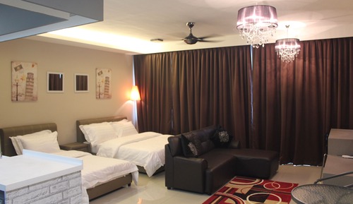 Habitación triple Deluxe, varias camas, balcón