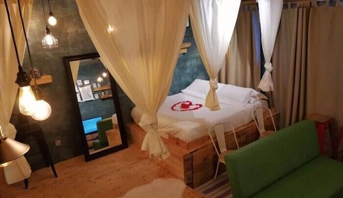 Estudio de diseño, 1 cama de matrimonio con sofá cama, cocina básica, vistas a la piscina