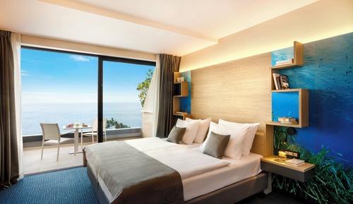 Habitación superior con 1 cama doble o 2 individuales, balcón, vistas al mar