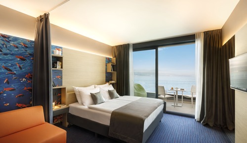 Habitación superior con 1 cama doble o 2 individuales, balcón, vistas al mar