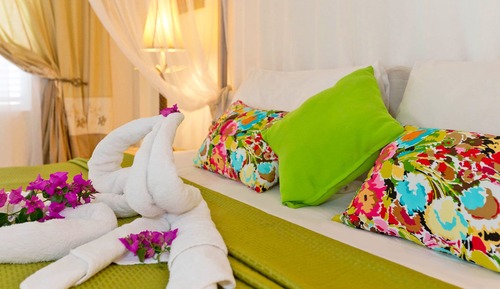 Warm Breezes - 3 bedrooms- shared pool-on a hill with lots of stairs, for the best Seaview.