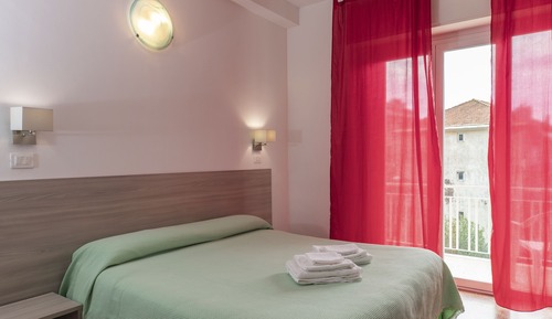 Habitación con 1 cama doble o 2 individuales, balcón