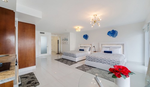 Suite estudio ejecutiva, 2 camas de matrimonio, balcón, vistas parciales al mar