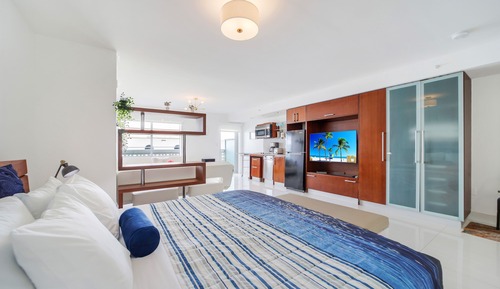 Suite estudio ejecutiva, balcón, vistas parciales al mar