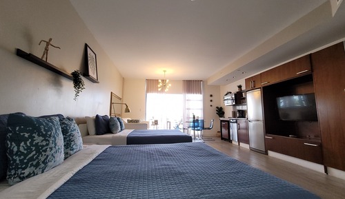 Suite estudio panorámica, varias camas, acceso a la piscina, vistas parciales al mar