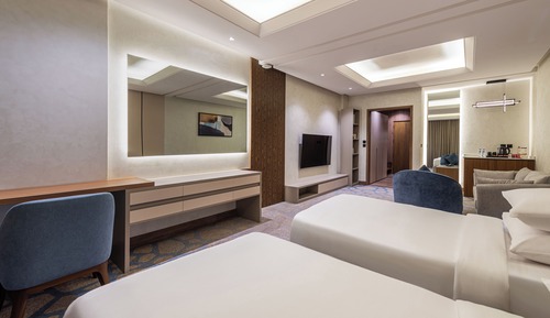 Habitación superior con 2 camas individuales, varias camas, vistas a la ciudad