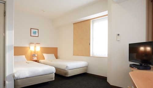 Twin Room, Smoking