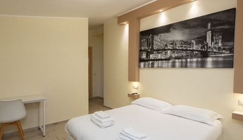 Habitación básica con 1 cama doble o 2 individuales