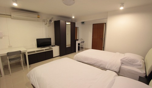 Habitación superior con 2 camas individuales, balcón
