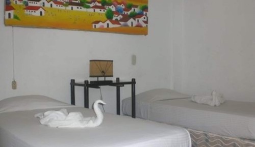 Habitación cuádruple básica, 1 habitación, vistas a la piscina, en una planta alta