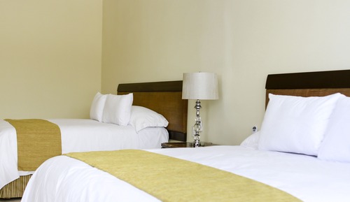 Habitación Deluxe doble, 2 camas de matrimonio, vistas a la piscina, en la zona del jardín