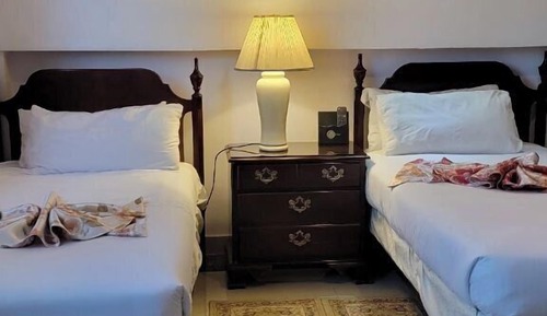 Habitación básica con 2 camas individuales