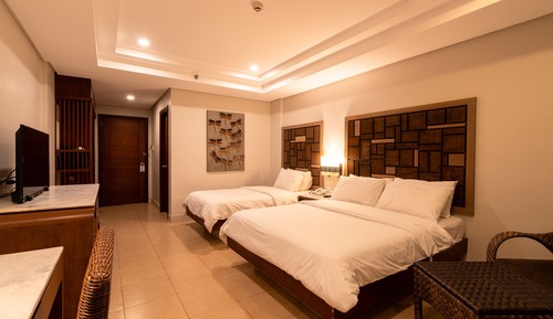 Habitación Deluxe con 1 cama doble o 2 individuales, varias camas, no fumadores, vistas a la piscina