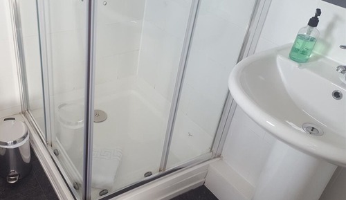 Habitación con 2 camas individuales, baño privado
