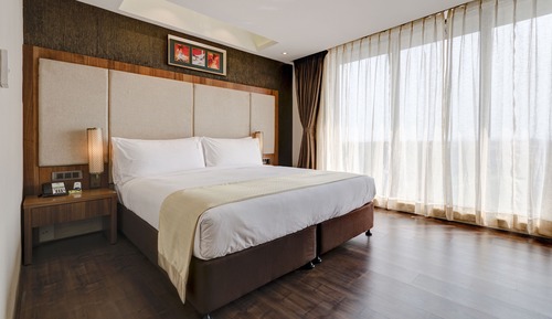 Suite, 1 cama de matrimonio grande, vistas a la ciudad (Walk-in Shower)