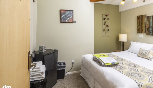 Habitación económica, 1 cama de matrimonio, baño compartido, en esquina (Not Pet Friendly)