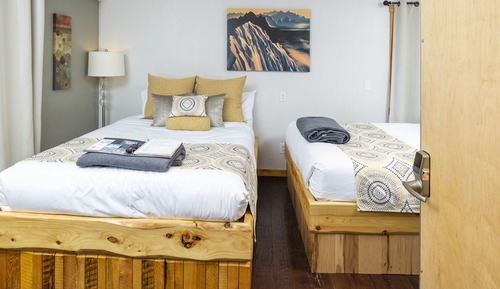 Habitación Deluxe doble, 2 camas de matrimonio, baño privado (Pet Friendly)