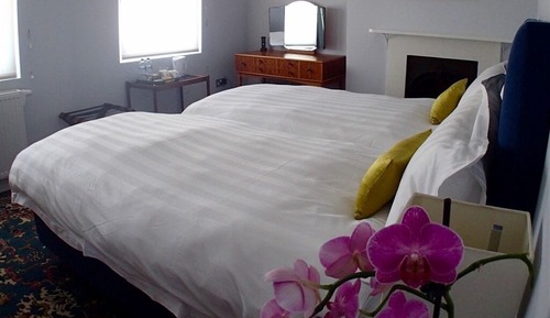 Habitación estándar con 1 cama doble o 2 individuales, baño privado (Room 7)