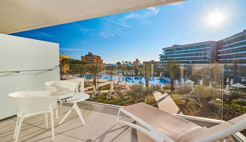 Suite junior, terraza, vistas a la piscina (2 adults + 1 child)