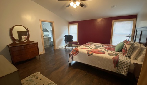 Jeffery House, Deluxe Cabin, 1Bedroom, KIngbed, Creekside