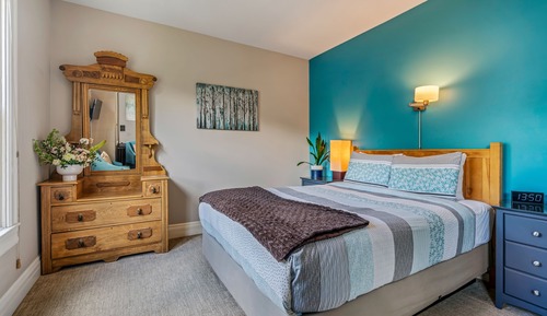 Standard Room, 1 Queen Bed, Mountain View (Private detached bathroom)
