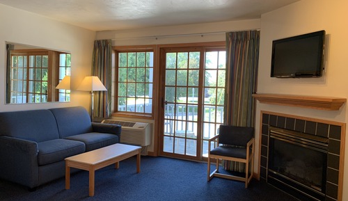 Suite (Queen Bed + Murhpy Bed)