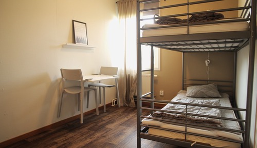 Habitación con 2 camas individuales, baño compartido (Hostel)