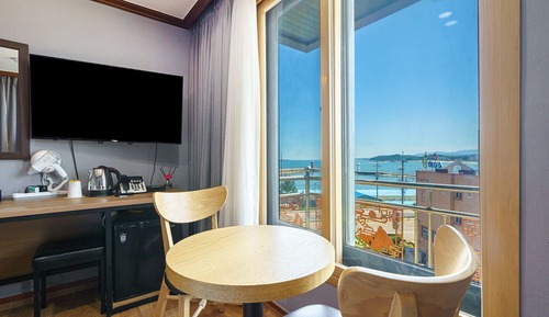 Habitación, vistas parciales al mar