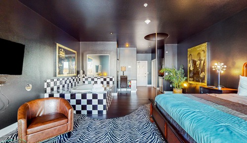 Habitación (Studio, Themed Decor)