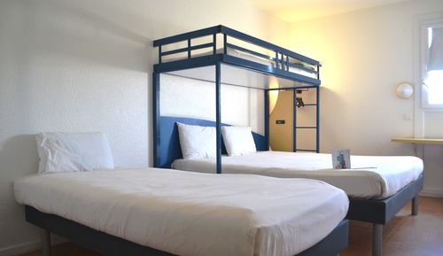 Habitación doble (with a large bed)