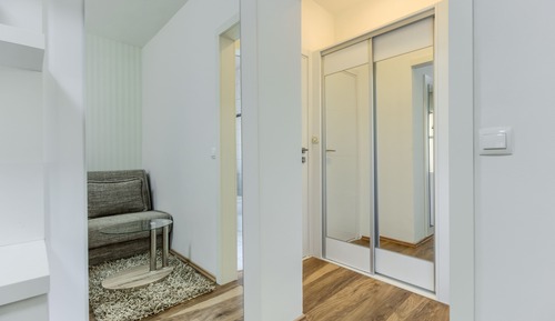 Habitación estándar con 1 cama doble o 2 individuales, balcón, vistas parciales al mar
