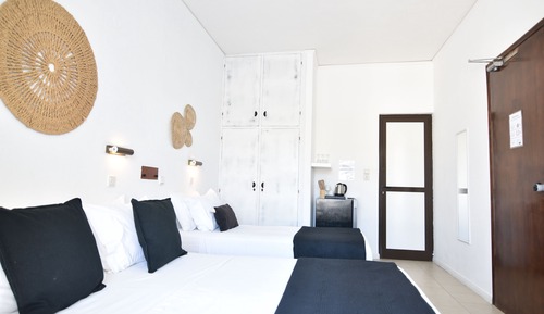 Habitación triple, vistas al jardín, planta baja