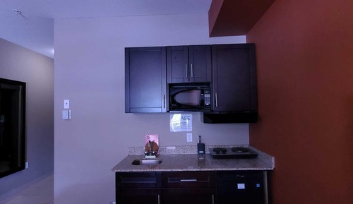 Habitación, 1 cama de matrimonio grande, cocina básica