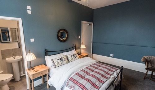 Habitación Premium con 1 cama doble o 2 individuales, baño privado