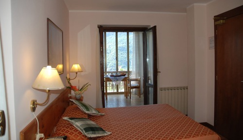 Habitación básica con 1 cama doble o 2 individuales, balcón, vistas a la montaña