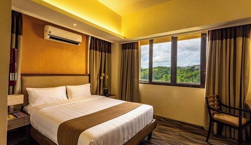 Superior Queen Bed with Mountain View