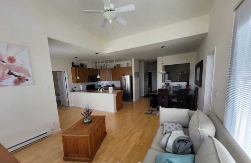 Guildford Condominio | Peaceful Centralized TopFloor Condo in Surrey Guilford