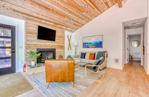 Zigzag Cabina | Charming, dog-friendly cabin with deck, firepit, grill, hot tub, fireplace & W/D