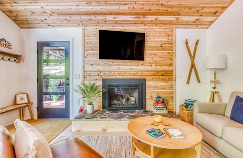 Zigzag Cabina | Charming, dog-friendly cabin with deck, firepit, grill, hot tub, fireplace & W/D