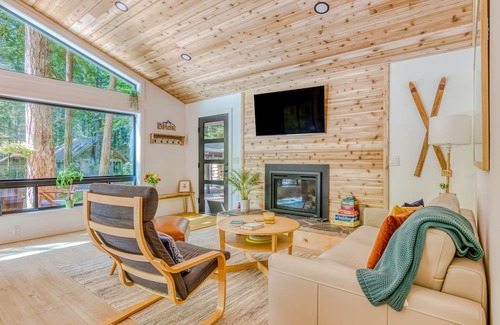 Zigzag Cabina | Charming, dog-friendly cabin with deck, firepit, grill, hot tub, fireplace & W/D