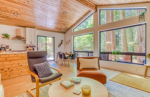 Zigzag Cabina | Charming, dog-friendly cabin with deck, firepit, grill, hot tub, fireplace & W/D