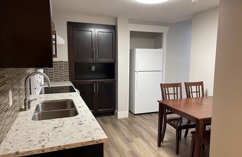 Springbank Casa | New Guest Suit with Full Bath and Modern Kitchen on Estate Acreage