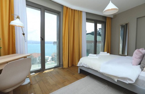 Kabatas Apartamento | Magnificent Sea View Flat w Garden 9 min to Taksim